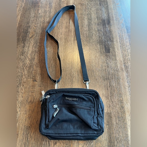 Baggallini Black Triple Zip Crossbody Purse - Picture 1 of 5